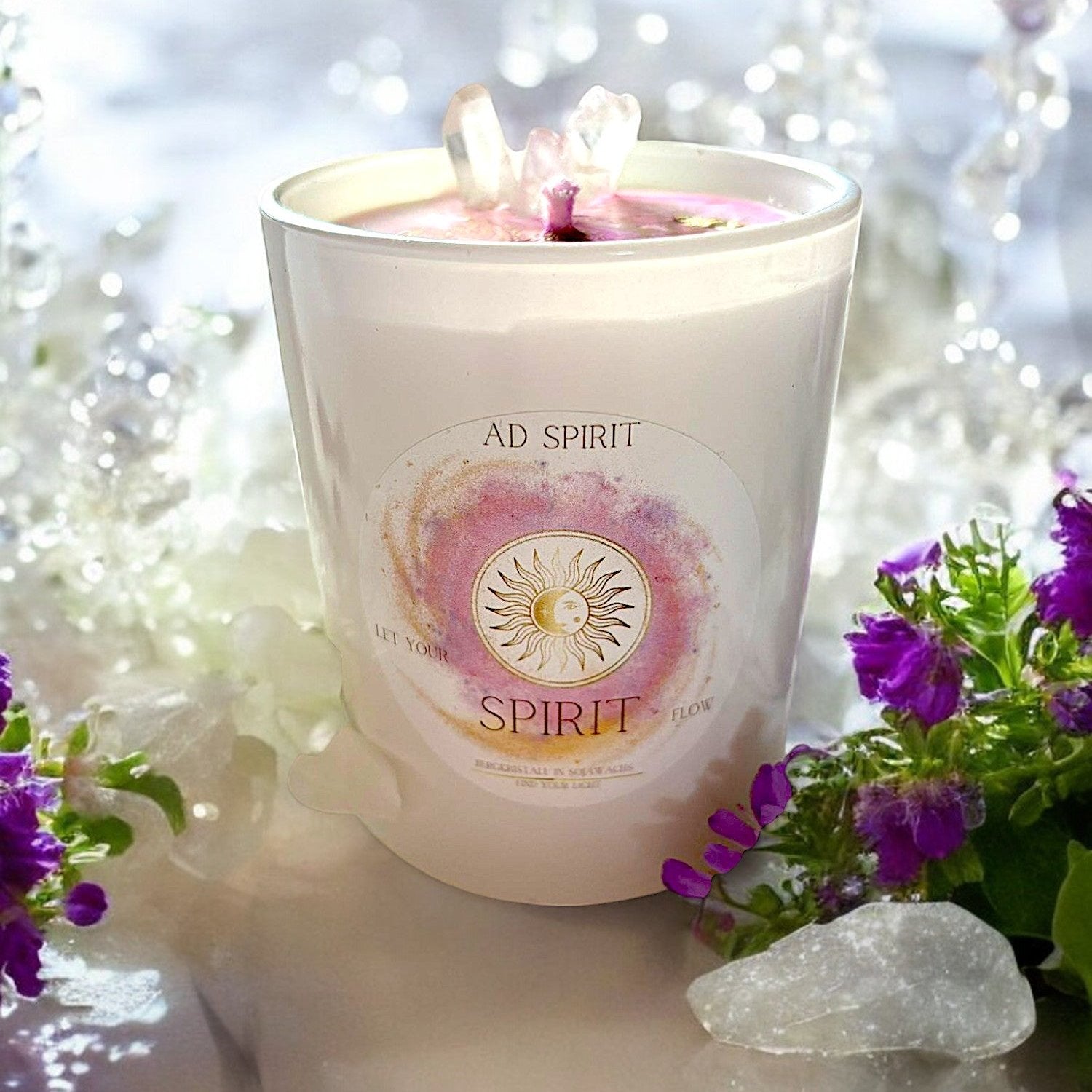 Spirituelle Kerze aus reinem Sojawachs mit Bergkristall, Duftnoten von Kristallzucker, Geranie, Ylang Ylang und Moschus, fördert Klarheit, positive Energie und stärkt das Kronenchakra.