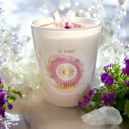 Spirituelle Kerze aus reinem Sojawachs mit Bergkristall, Duftnoten von Kristallzucker, Geranie, Ylang Ylang und Moschus, fördert Klarheit, positive Energie und stärkt das Kronenchakra.